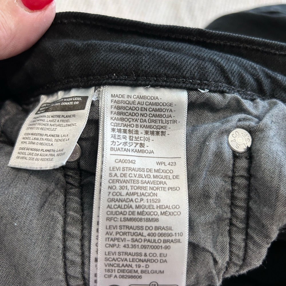 Levi Strauss & Co Women’s Button Fly Black Jeans

Size 8 - Picture 4 of 9